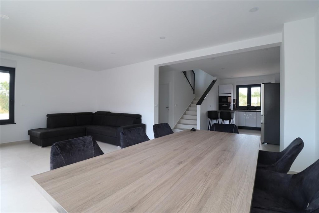 novy-atraktivni-radovy-dum-s-bazenem-vodice-chorvatsko