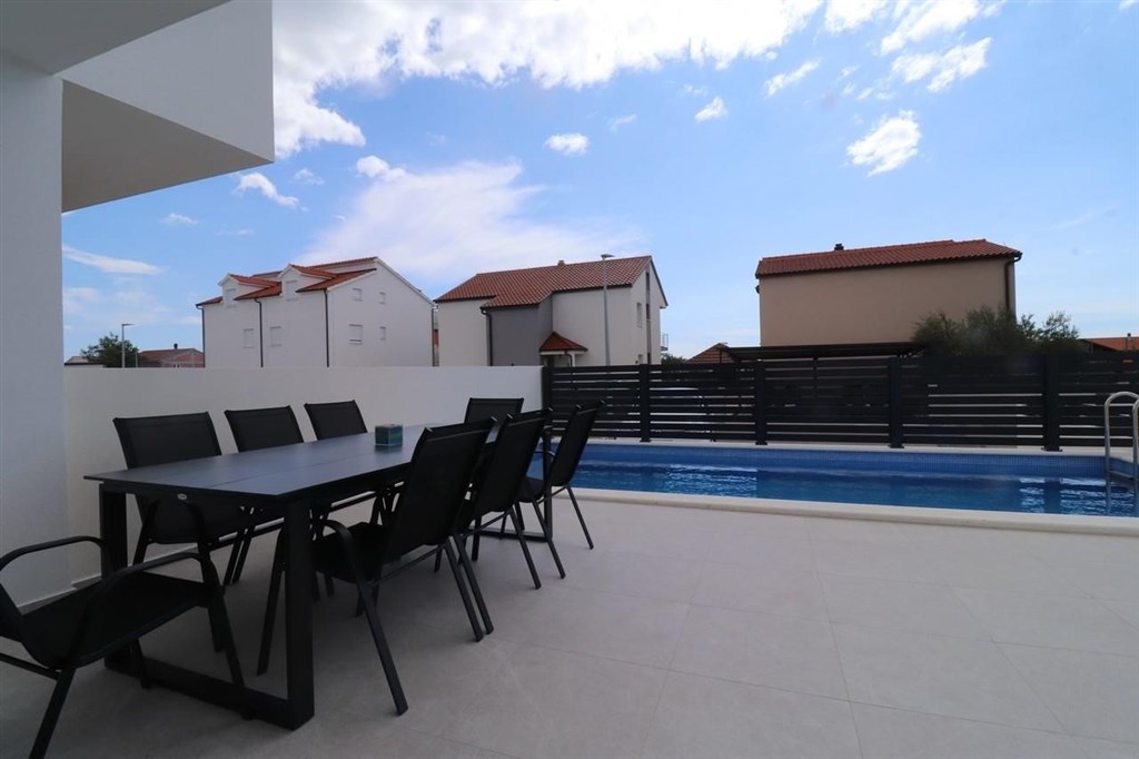 novy-atraktivni-radovy-dum-s-bazenem-vodice-chorvatsko