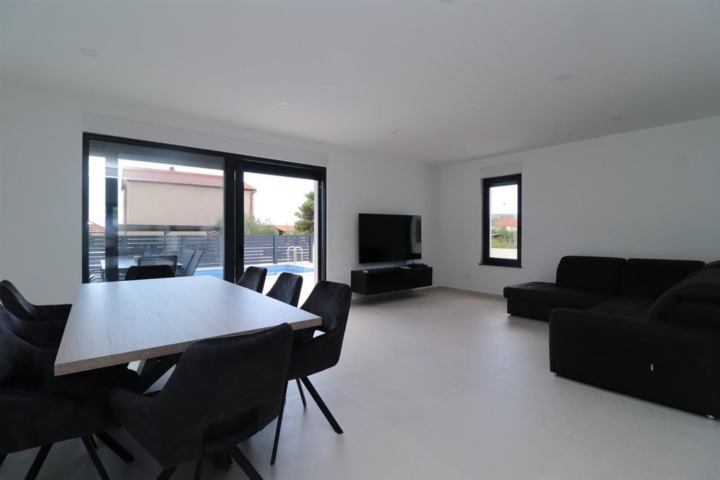 novy-atraktivni-radovy-dum-s-bazenem-vodice-chorvatsko