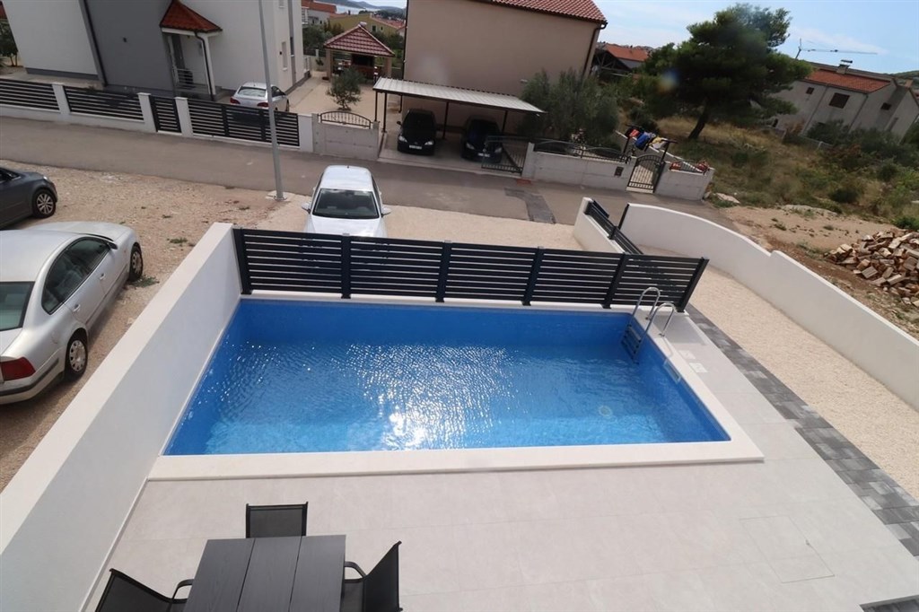 novy-atraktivni-radovy-dum-s-bazenem-vodice-chorvatsko