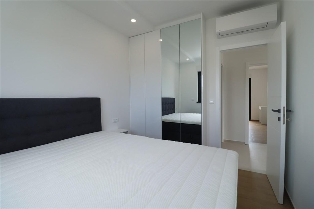 novy-atraktivni-radovy-dum-s-bazenem-vodice-chorvatsko