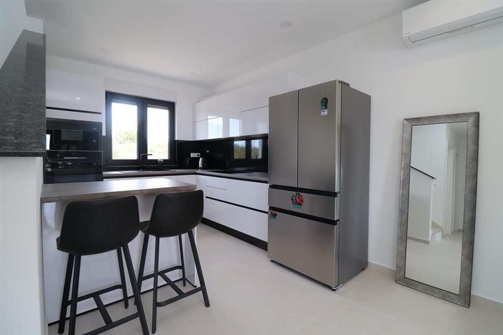 novy-atraktivni-radovy-dum-s-bazenem-vodice-chorvatsko