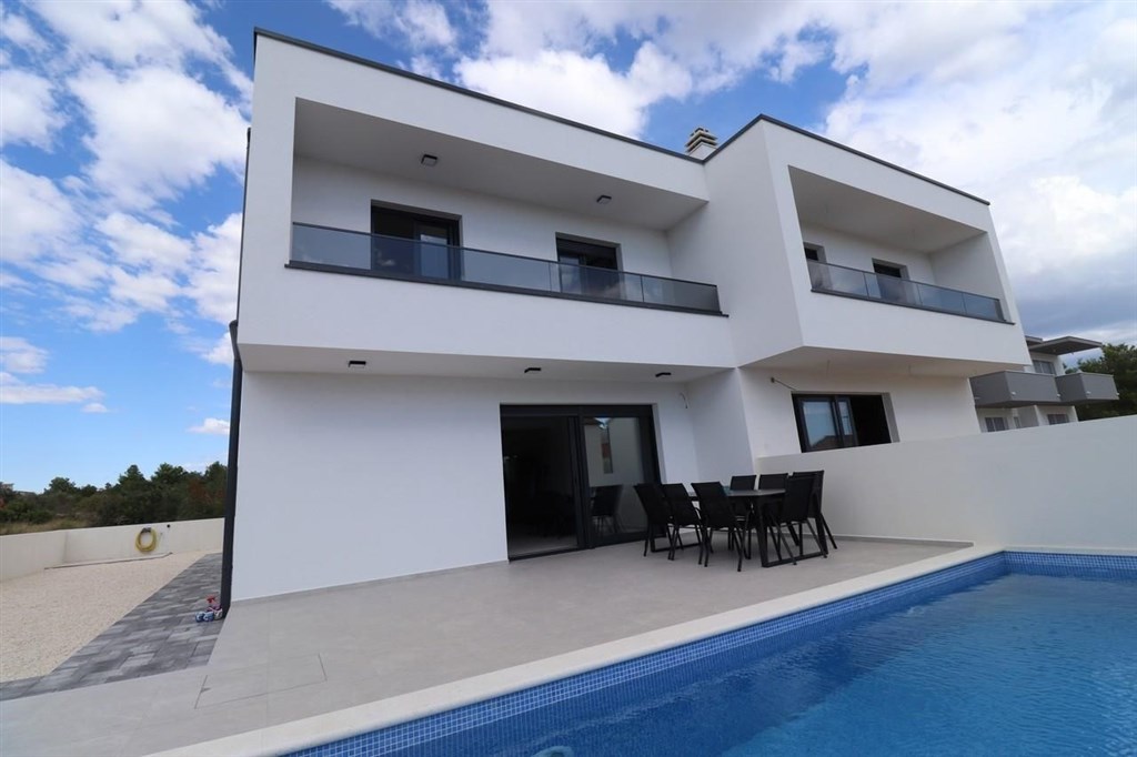 novy-atraktivni-radovy-dum-s-bazenem-vodice-chorvatsko