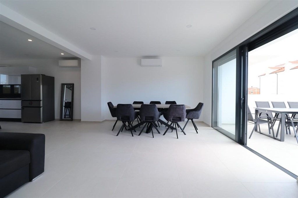 novy-atraktivni-radovy-dum-s-bazenem-vodice-chorvatsko