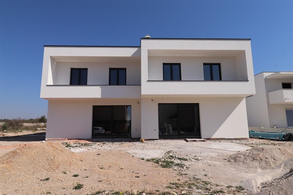 novy-atraktivni-radovy-dum-s-bazenem-vodice-chorvatsko