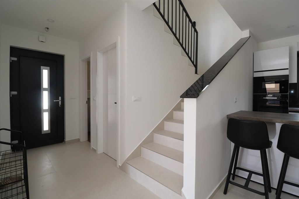 novy-atraktivni-radovy-dum-s-bazenem-vodice-chorvatsko