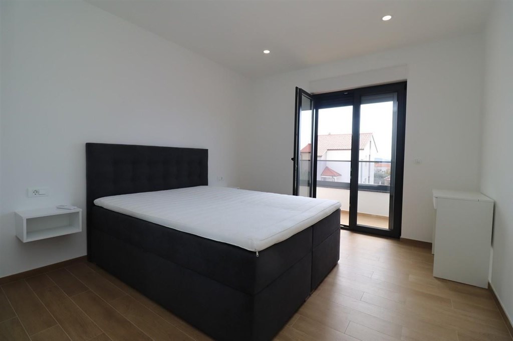 novy-atraktivni-radovy-dum-s-bazenem-vodice-chorvatsko