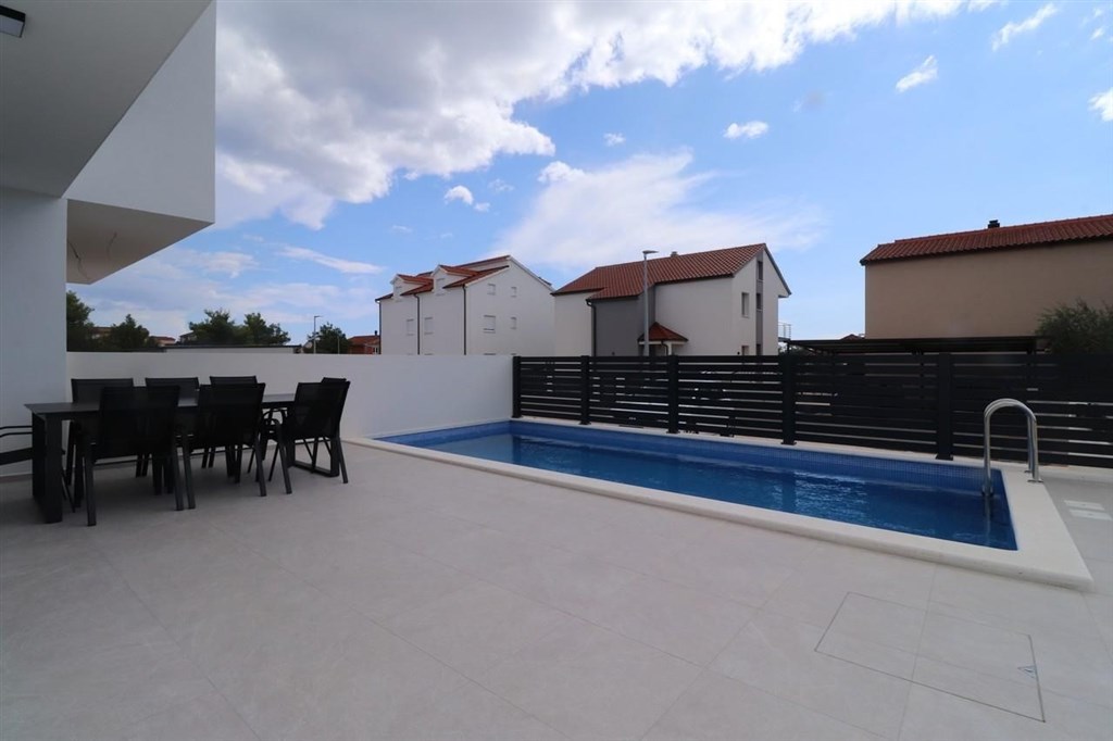 novy-atraktivni-radovy-dum-s-bazenem-vodice-chorvatsko