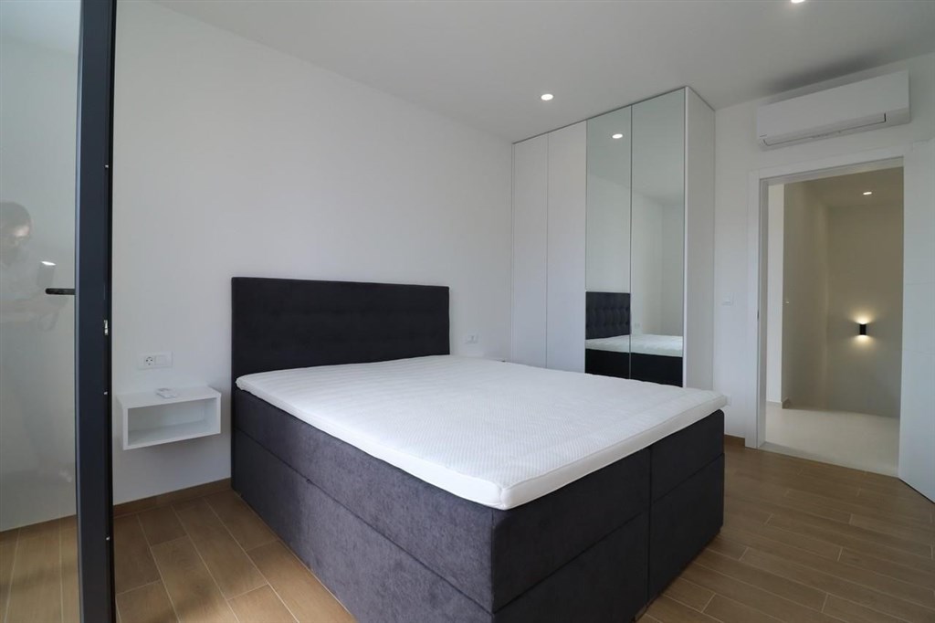 novy-atraktivni-radovy-dum-s-bazenem-vodice-chorvatsko