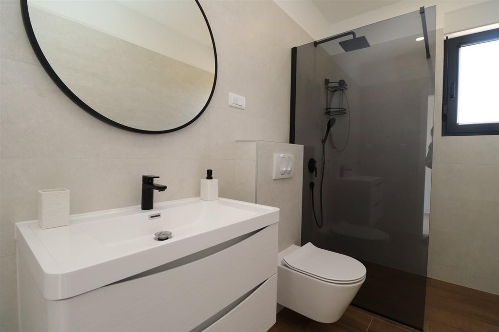 novy-atraktivni-radovy-dum-s-bazenem-vodice-chorvatsko