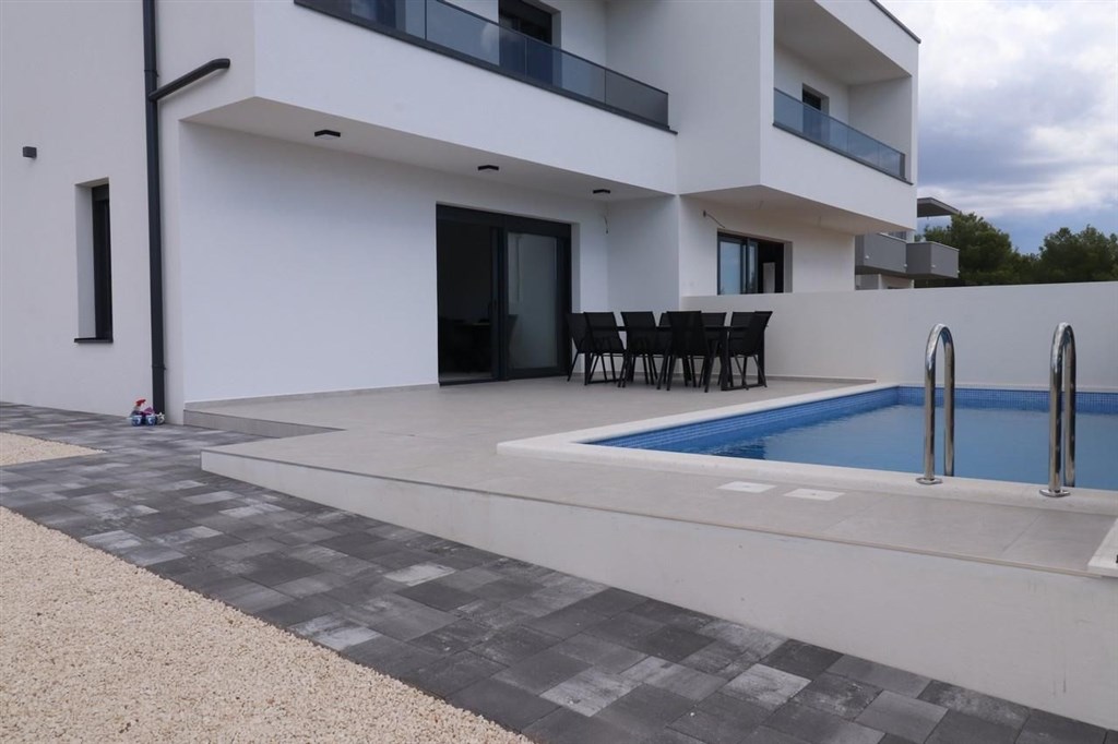 novy-atraktivni-radovy-dum-s-bazenem-vodice-chorvatsko