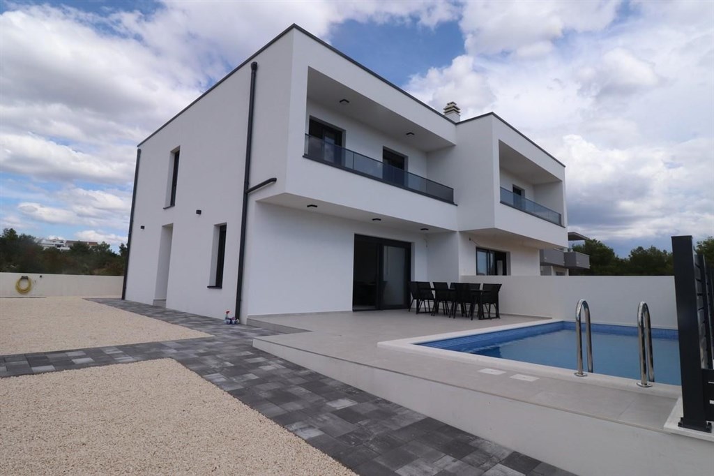 novy-atraktivni-radovy-dum-s-bazenem-vodice-chorvatsko