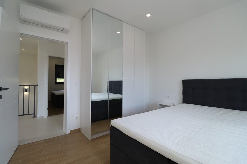 novy-atraktivni-radovy-dum-s-bazenem-vodice-chorvatsko