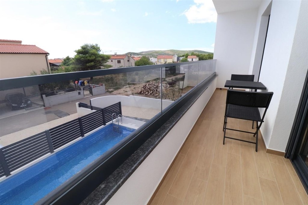 novy-atraktivni-radovy-dum-s-bazenem-vodice-chorvatsko