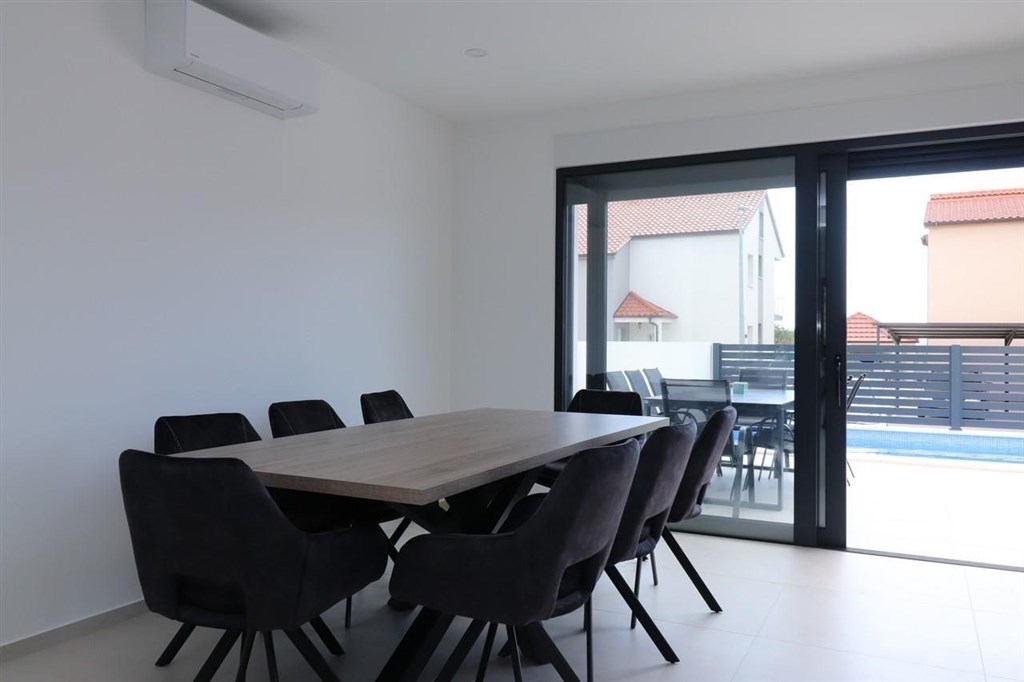 novy-atraktivni-radovy-dum-s-bazenem-vodice-chorvatsko