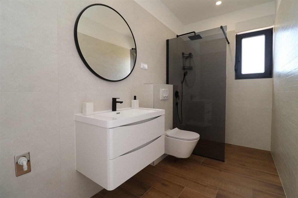 novy-atraktivni-radovy-dum-s-bazenem-vodice-chorvatsko