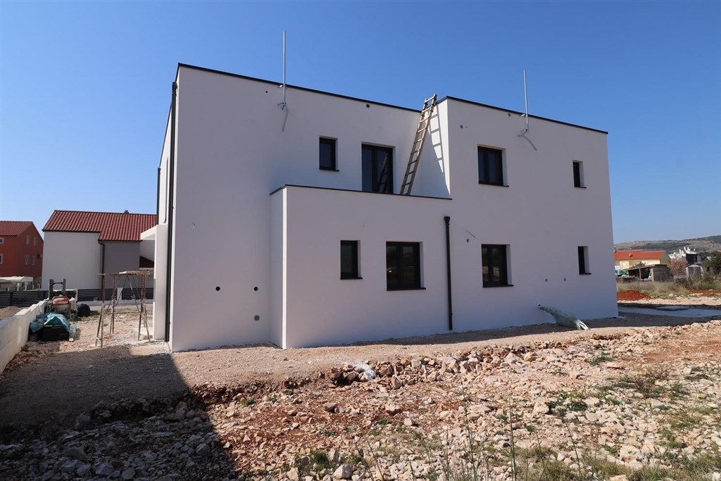 novy-atraktivni-radovy-dum-s-bazenem-vodice-chorvatsko