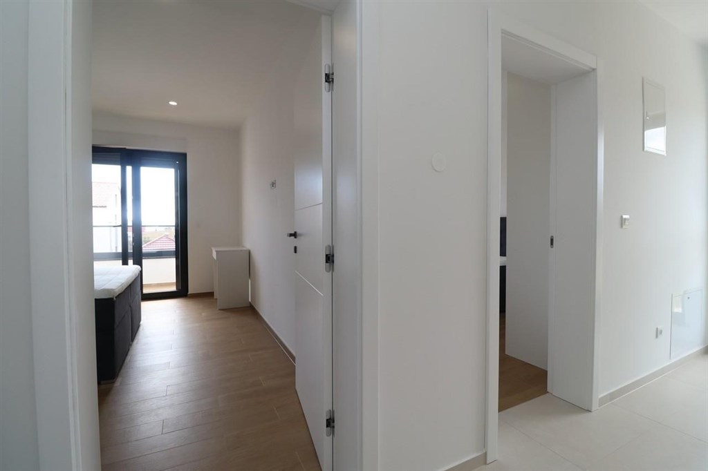 novy-atraktivni-radovy-dum-s-bazenem-vodice-chorvatsko