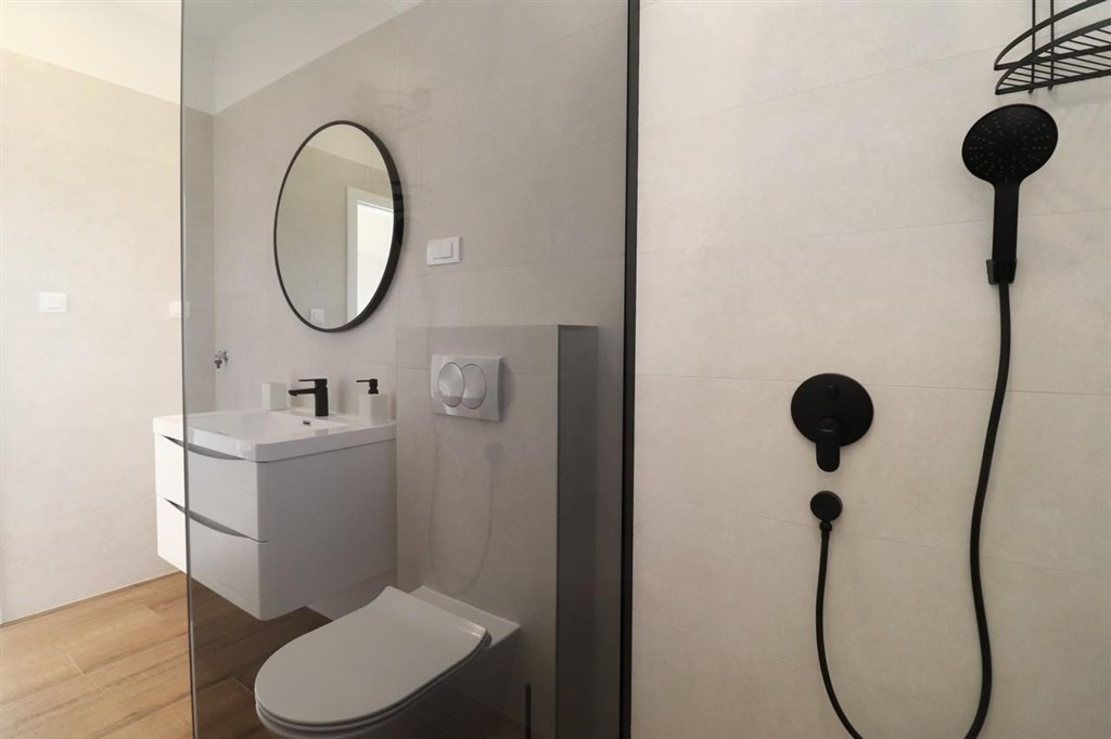 novy-atraktivni-radovy-dum-s-bazenem-vodice-chorvatsko