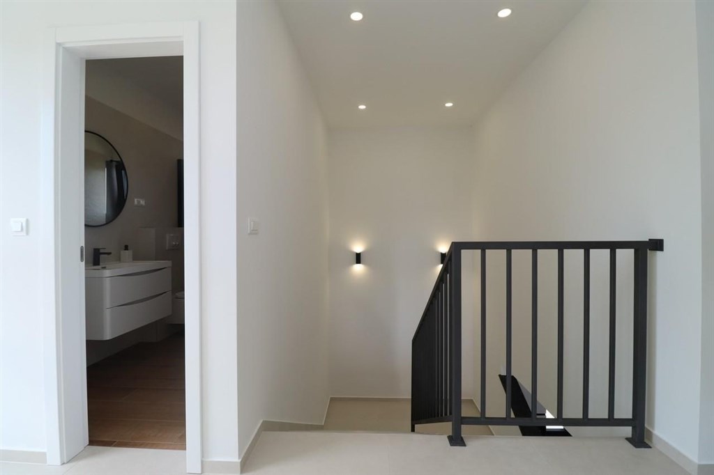 novy-atraktivni-radovy-dum-s-bazenem-vodice-chorvatsko