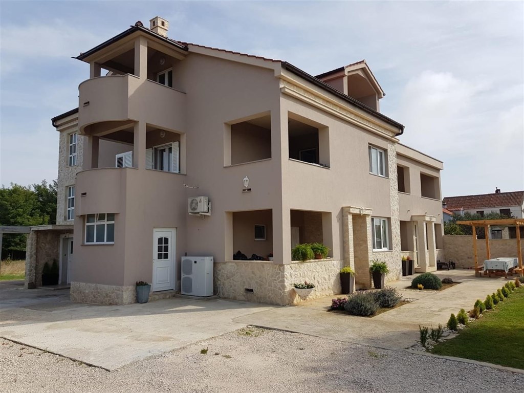 atraktivni-apartmanovy-dum-blizko-more-privlaka-chorvatsko