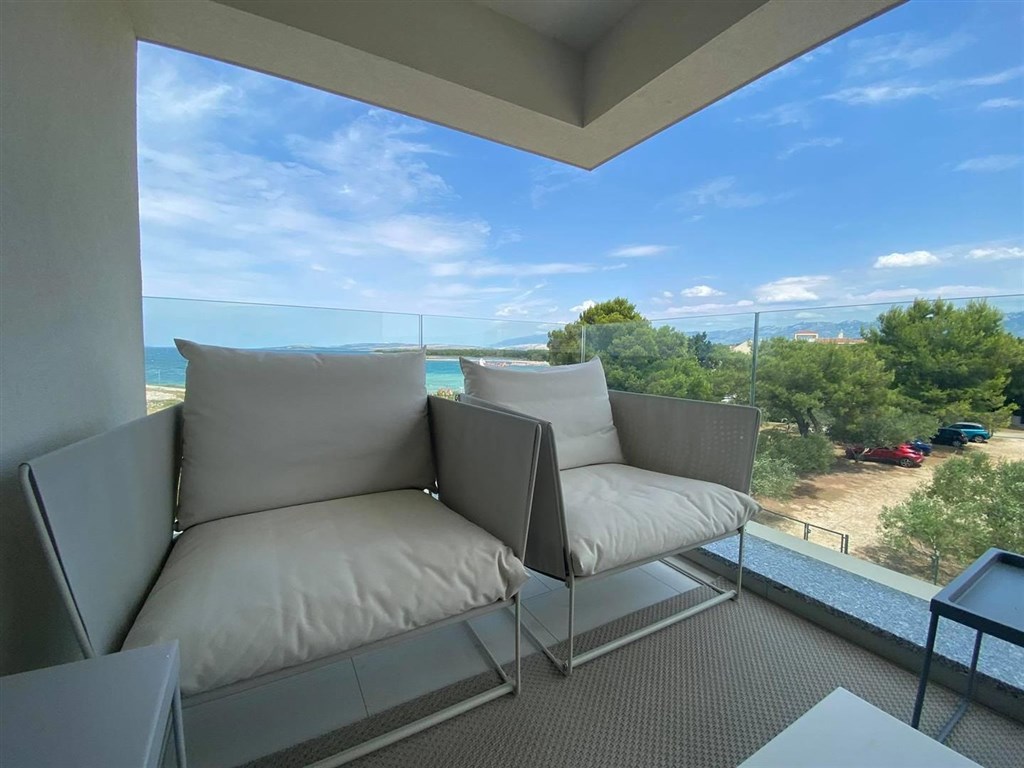 pekny-mezonet-s-otevrenym-vyhledem-na-more-pag-chorvatsko