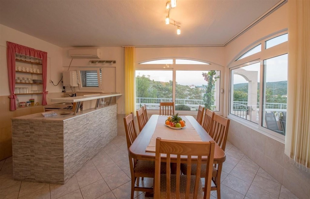 apartmanovy-dum-se-zahradou-a-blizko-more-rogoznica-chorvatsko