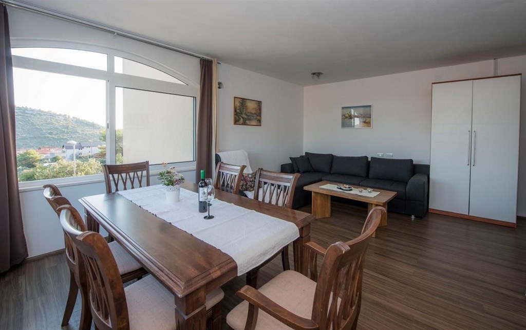 apartmanovy-dum-se-zahradou-a-blizko-more-rogoznica-chorvatsko