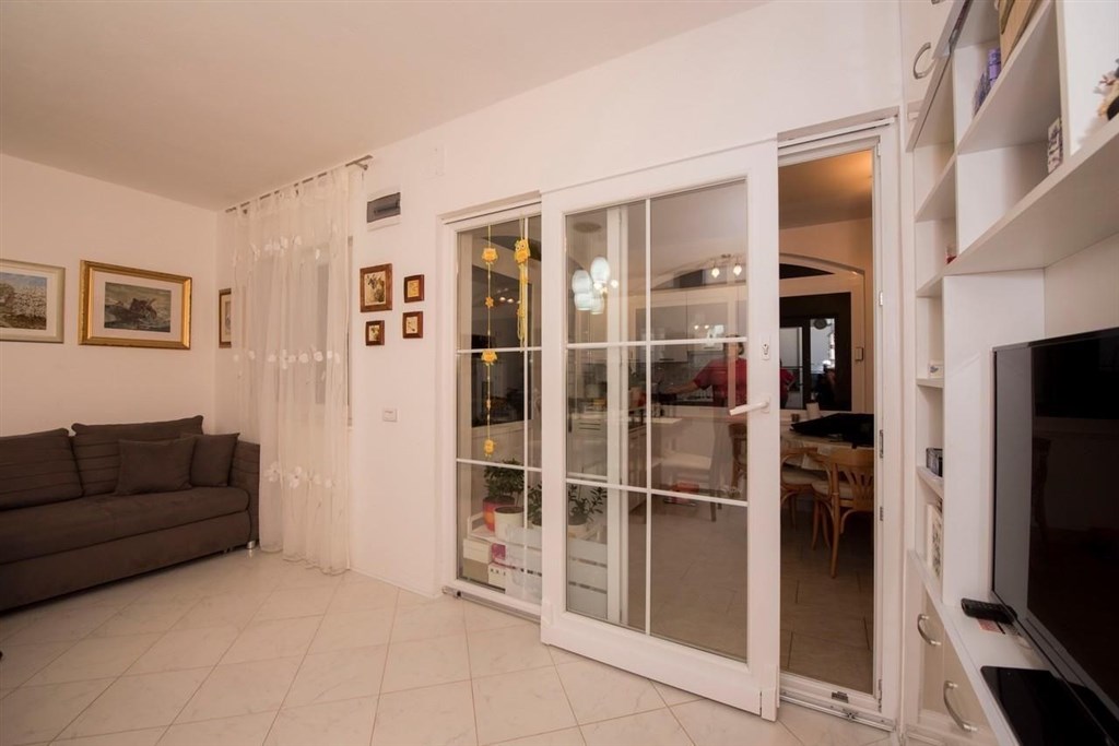 apartmanovy-dum-se-zahradou-a-blizko-more-rogoznica-chorvatsko