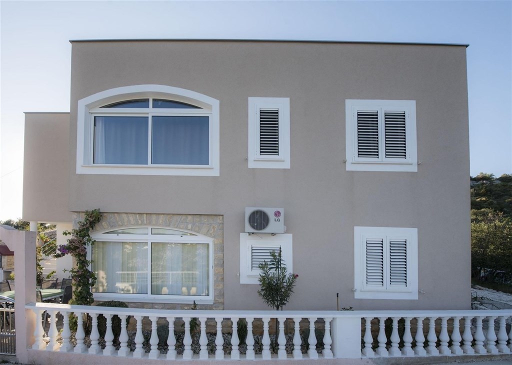 apartmanovy-dum-se-zahradou-a-blizko-more-rogoznica-chorvatsko