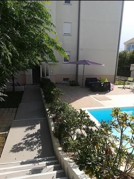 na-prodej-apartmanovy-dum-s-vyhledem-na-more-petrcane-chorvatsko