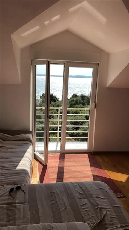 na-prodej-apartmanovy-dum-s-vyhledem-na-more-petrcane-chorvatsko