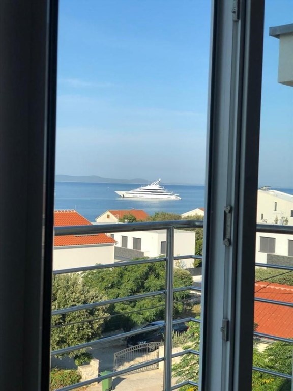 na-prodej-apartmanovy-dum-s-vyhledem-na-more-petrcane-chorvatsko