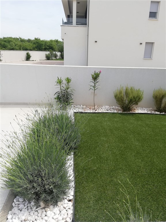 na-prodej-polovina-domu-s-bazenem-blizko-more-nin-chorvatsko