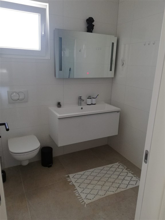 na-prodej-polovina-domu-s-bazenem-blizko-more-nin-chorvatsko