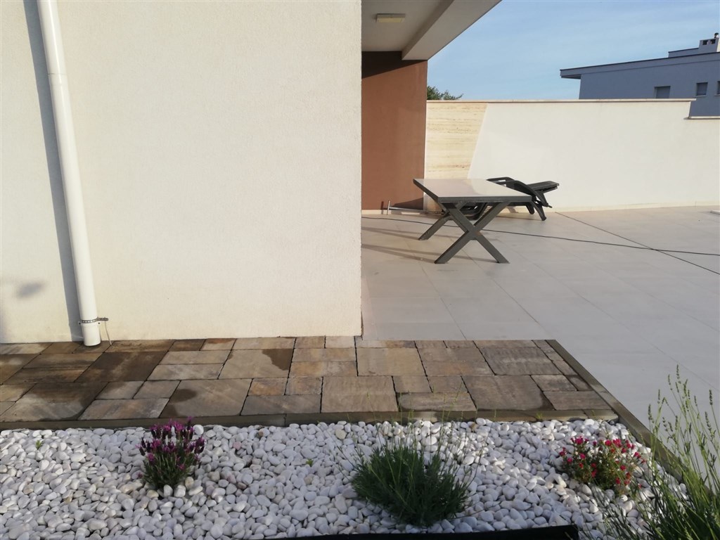 na-prodej-polovina-domu-s-bazenem-blizko-more-nin-chorvatsko