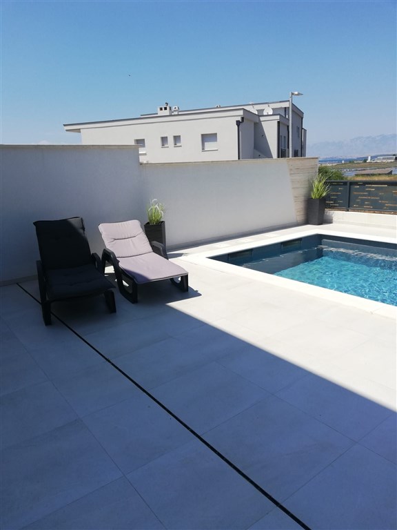 na-prodej-polovina-domu-s-bazenem-blizko-more-nin-chorvatsko