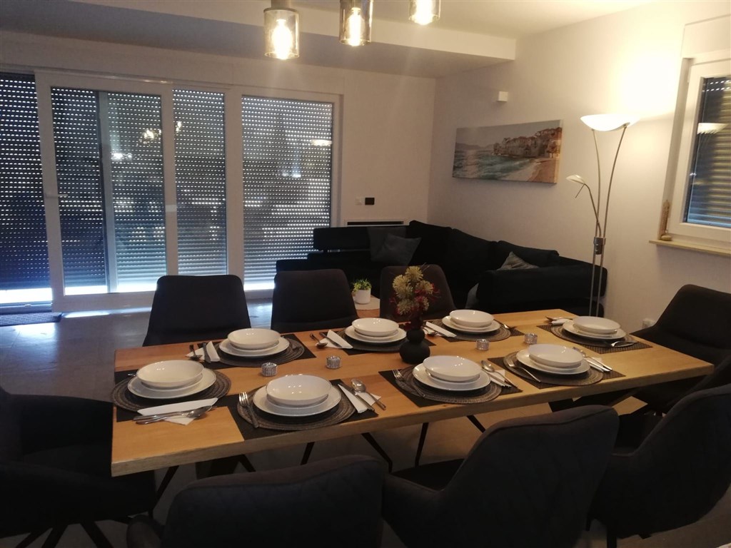 na-prodej-polovina-domu-s-bazenem-blizko-more-nin-chorvatsko