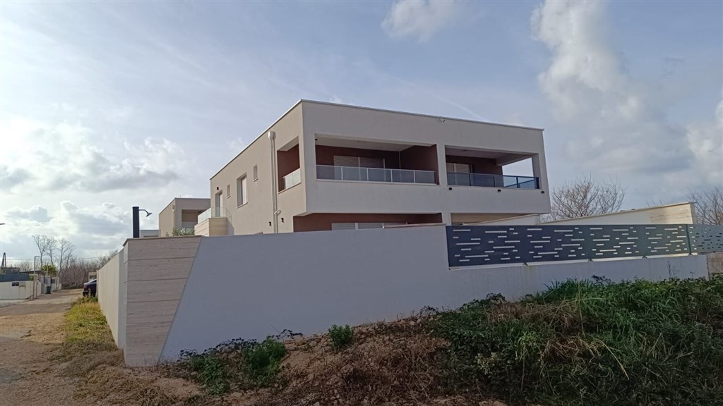 na-prodej-polovina-domu-s-bazenem-blizko-more-nin-chorvatsko