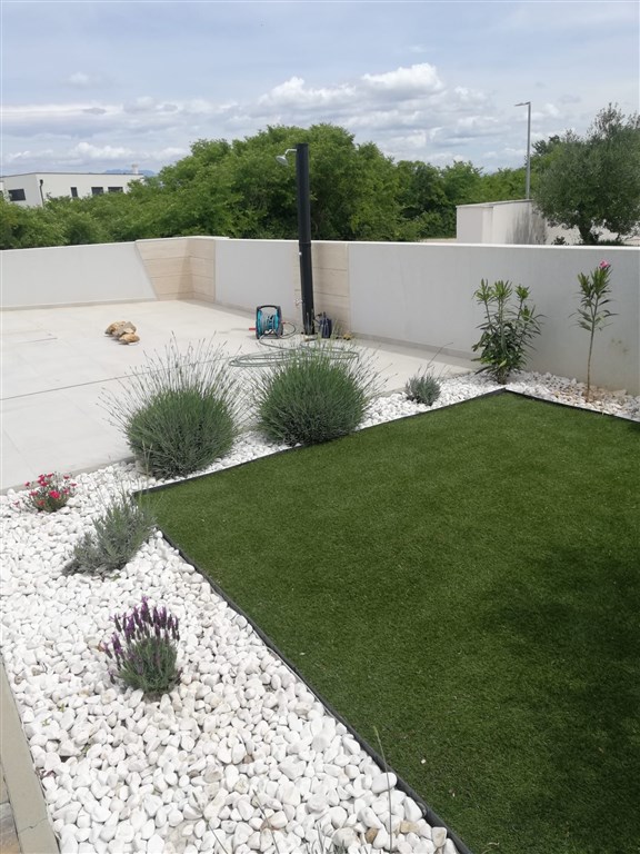 na-prodej-polovina-domu-s-bazenem-blizko-more-nin-chorvatsko