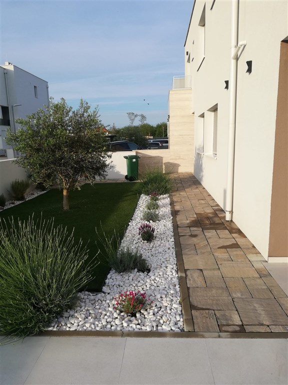 na-prodej-polovina-domu-s-bazenem-blizko-more-nin-chorvatsko