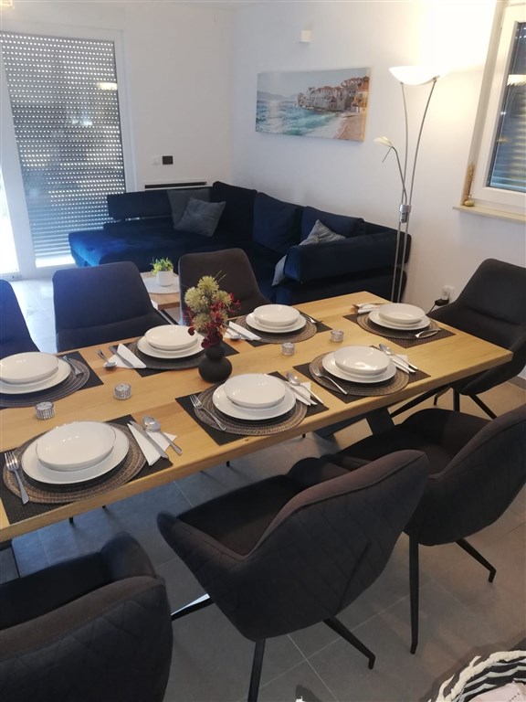 na-prodej-polovina-domu-s-bazenem-blizko-more-nin-chorvatsko