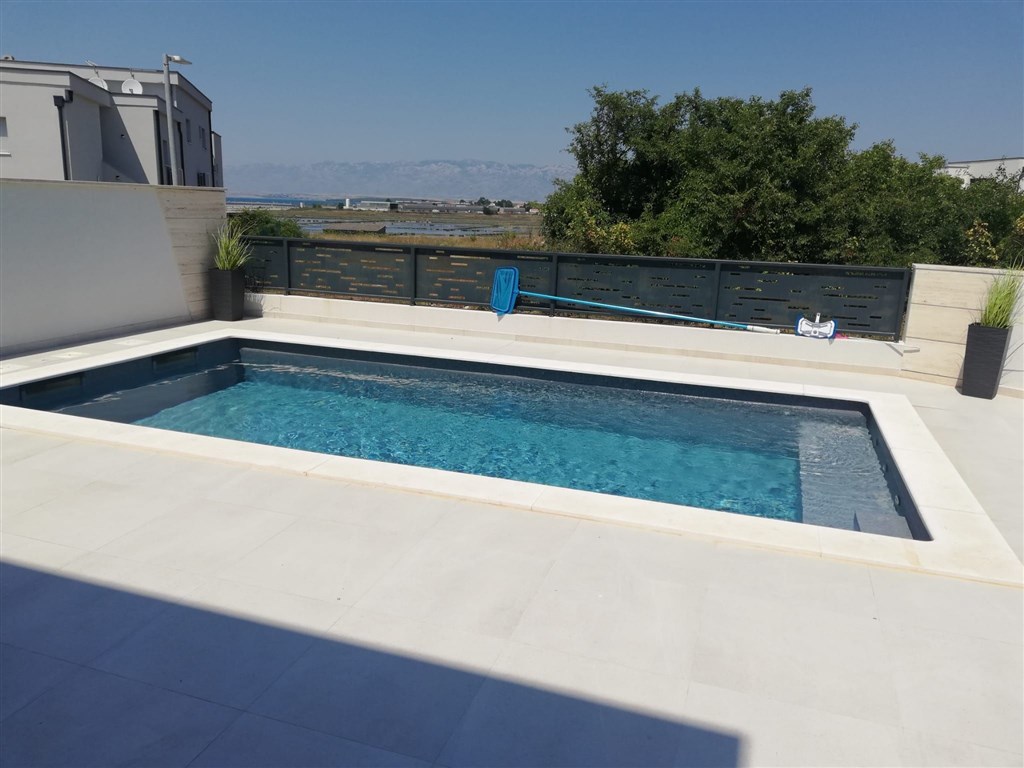 na-prodej-polovina-domu-s-bazenem-blizko-more-nin-chorvatsko