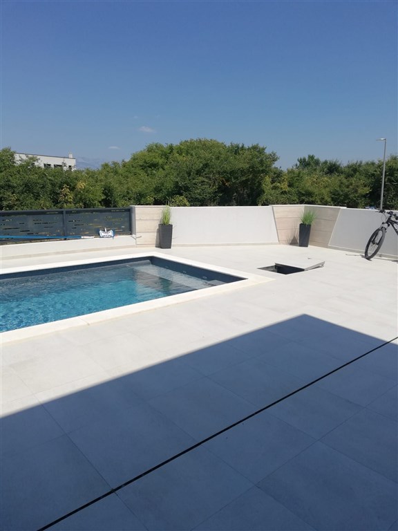 na-prodej-polovina-domu-s-bazenem-blizko-more-nin-chorvatsko