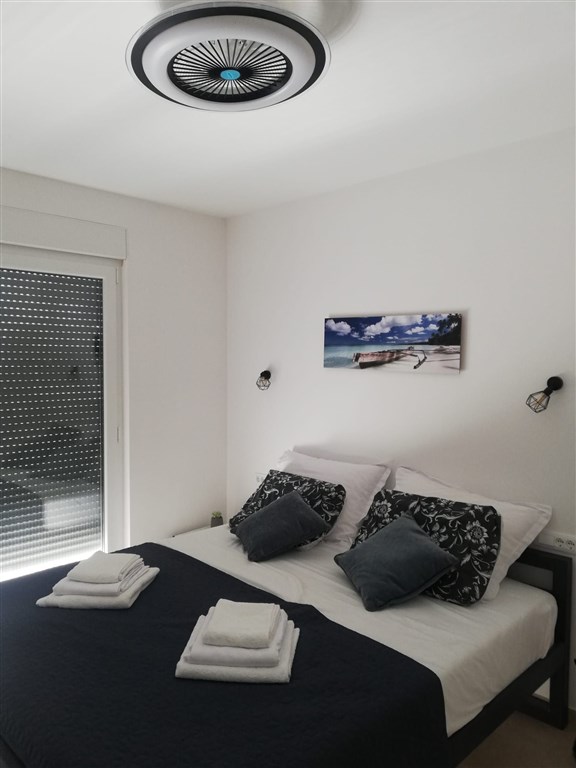 na-prodej-polovina-domu-s-bazenem-blizko-more-nin-chorvatsko