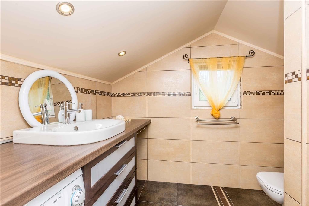 na-prodej-dum-s-bazenem-v-klidne-oblasti-krk-chorvatsko