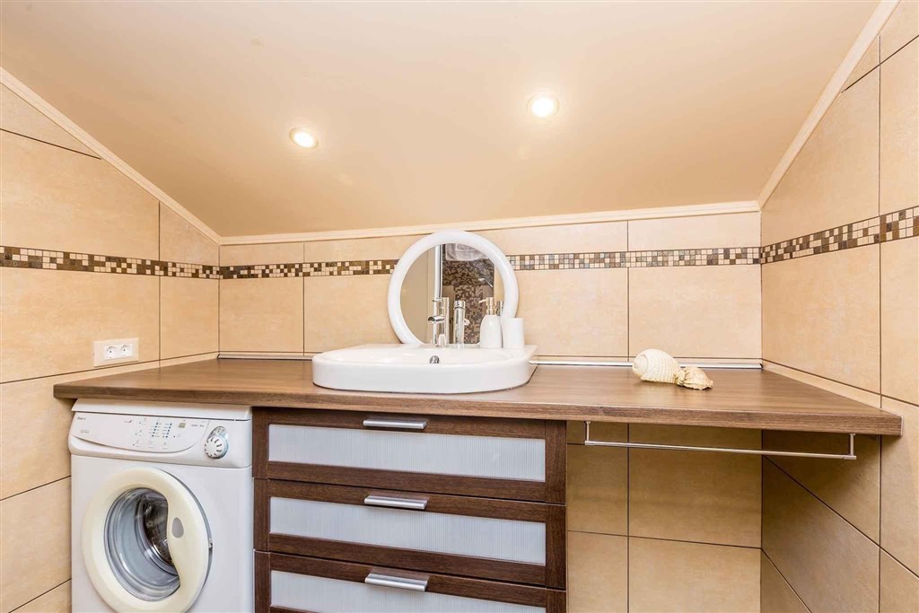 na-prodej-dum-s-bazenem-v-klidne-oblasti-krk-chorvatsko