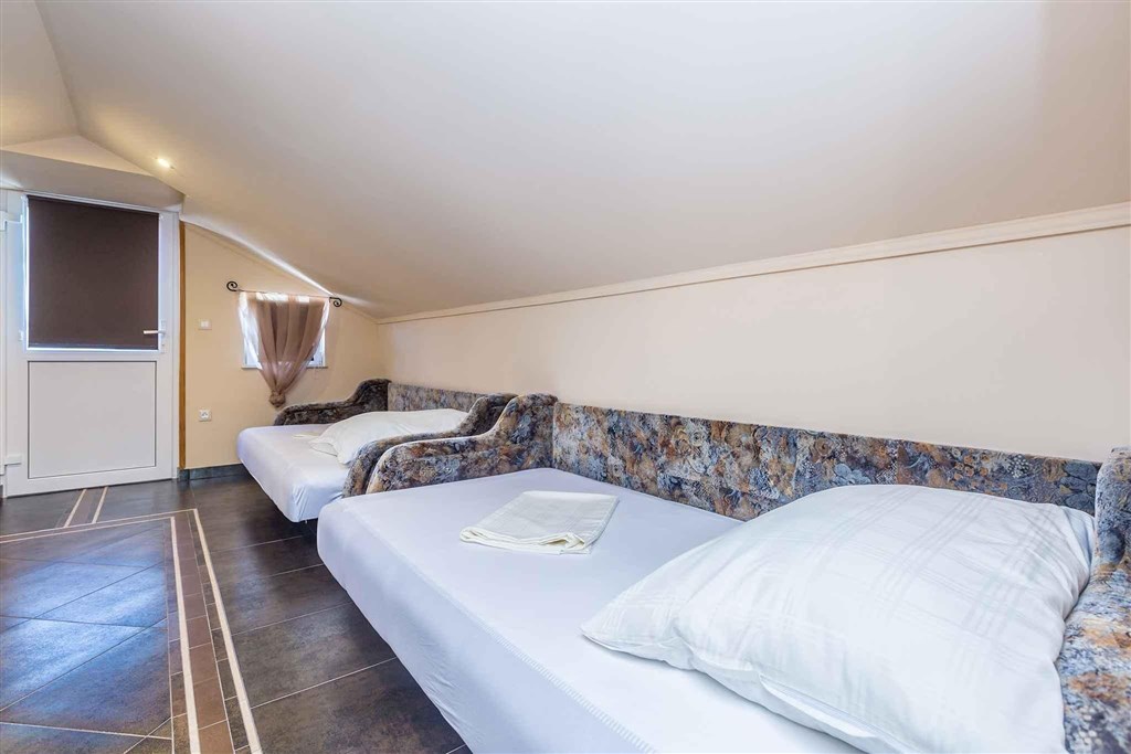 na-prodej-dum-s-bazenem-v-klidne-oblasti-krk-chorvatsko