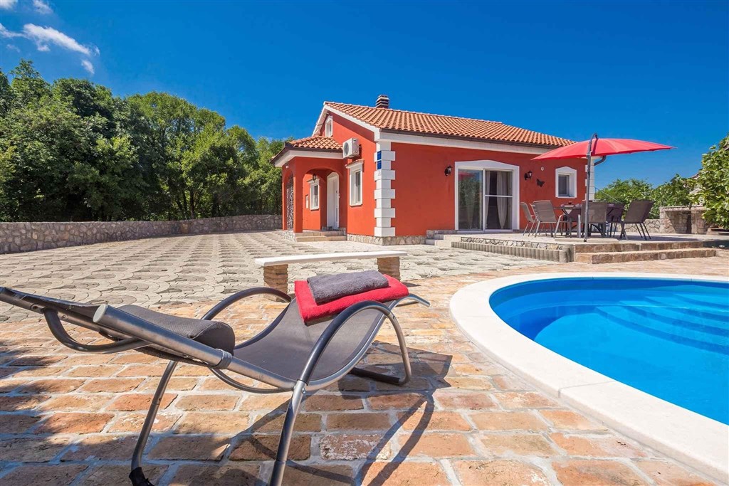 na-prodej-dum-s-bazenem-v-klidne-oblasti-krk-chorvatsko