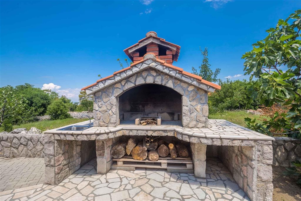 na-prodej-dum-s-bazenem-v-klidne-oblasti-krk-chorvatsko